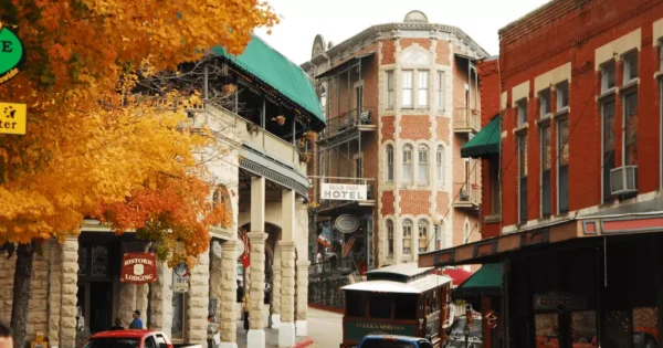 Eureka Springs, with the Flat Iron Building in the back, built in 1985 - Photolitherland